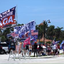 LJUDI, U RATU SMO Trampove pristalice se okupljaju u Majamiju, Amerika na ivici građanskih sukoba (VIDEO)