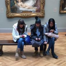LJUTA BITKA SE BIJE NA MREŽI! Fotka tri devojke u muzeju izazvala LAVINU! Šta ovde nije u redu? (FOTO)