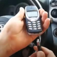 LOPOVI SE DOSETILI NOVOG NAČINA KRAĐE AUTOMOBILA! Sve što im je potrebno je Nokia 3310 i jedan kabl! (VIDEO)