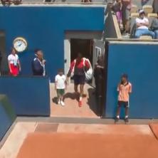 LOV POČINJE: Rolan Garos objavio snimak Novakovog ulaska uz PREMOĆNU PORUKU (VIDEO)
