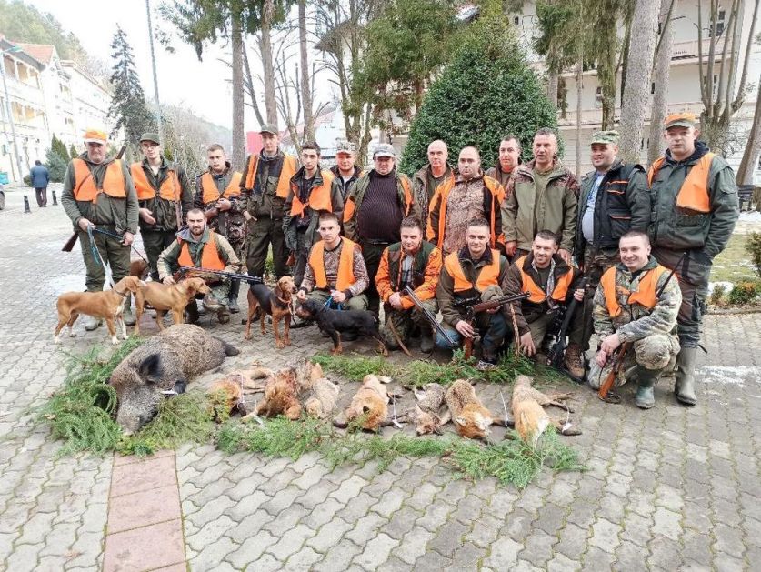 LOVAČKE PRIČE NA JASTREPCU: Odstrelili nekoliko lisica i povećeg VEPRA! FOTO