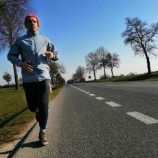 LOZNIČANIN KOJI ČINI ČUDA: Srpski maratonac stigao do Belorusije, sve je bliže PUTINU (FOTO/VIDEO)