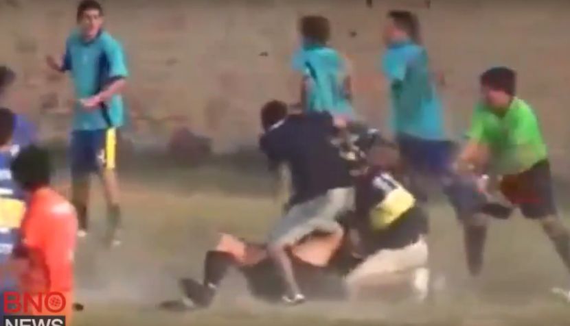 LUDACI GAZILI SUDIJU: Neverovatno nasilje na fudbalskoj utakmici (VIDEO)