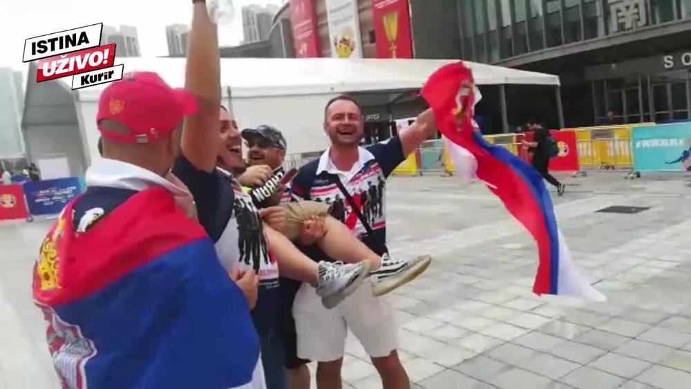 LUDNICA ISPRED HALE: Srpski navijači bacali Kineza u vazduh! KURIR TV