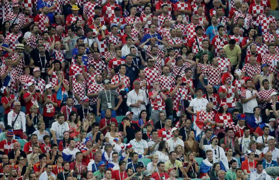 LUDNICA NA PRIMORJU: Hrvati karnevalom najavili utakmicu protiv Rusije, pa palili baklje na trgu (KURIR TV)