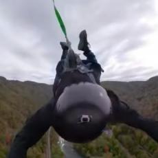 LUĐE OD OVOG NE MOŽE! Tip skače sa padobranom, ali tako što ga izbace iz KATAPULTA! (VIDEO)