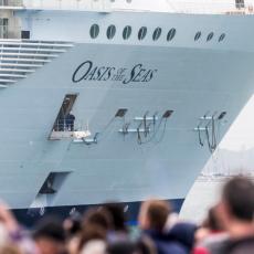 LUKSUZNI KRUZER POSTAO KARANTIN Više stotina putnika na krstarenju ZARAŽENO VIRUSOM, a brodu ne daju da pristane u luku (FOTO)