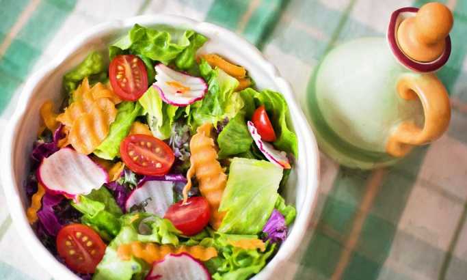 Lagani obrok posle praznika: Zdrava salata sa piletinom i đumbirom