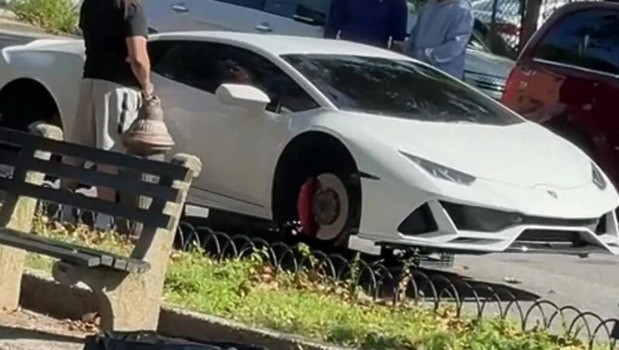 Lamborghini Huracan u Bronksu osvanuo na gajbicama