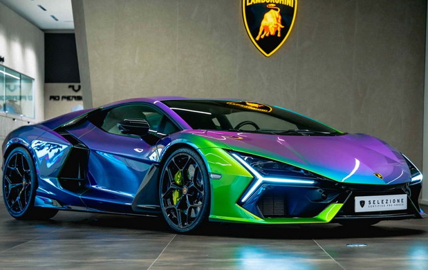 Lamborghini Revuelto koji menja boje