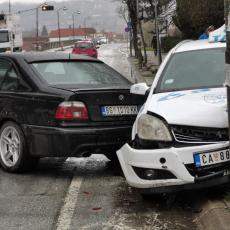Lančani sudar u centru Čačka: Vozač BMW–a naleteo na dva taksi vozila, teške scene na ulici (VIDEO/FOTO)