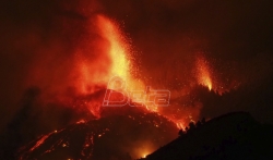 Lava i dalje izlazi iz vulkana na Kanarskim ostrvima, evakuisano 5.000 ljudi (FOTO)