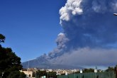 Lava i pepeo izlaze iz pukotine na planini Etna