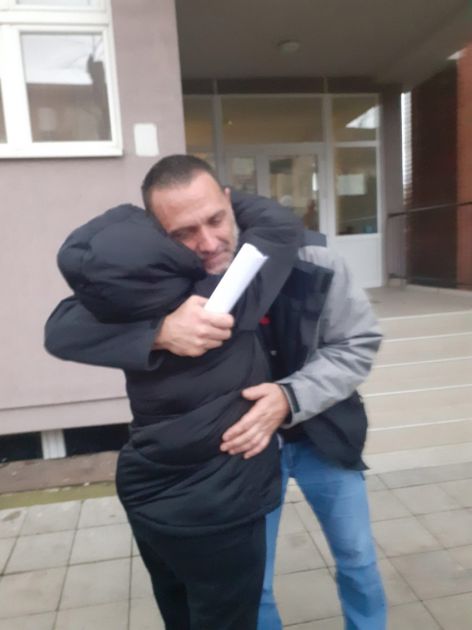 Lazarevčanin koji je uhapšen jer je pomogao policajki da ustane pušten na slobodu