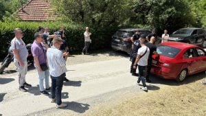 Lazović kaže da ga je kombi samo okrznuo: Naši promatrači uočili su nepravilnosti na 15 izbornih mesta, duple biračke spiskove, pritiske i pretnje