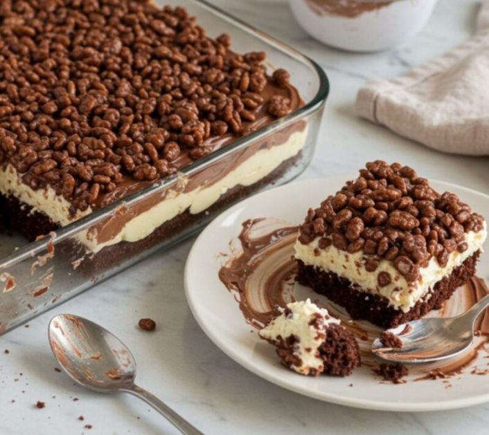Lazy cat cake je najlepša letnja torta bez pečenja: Kremasti slojevi, čokolada i hrskava čarolija u svakom zalogaju