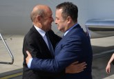 Le Drijan u BG, zagrljaj sa Dačićem na aerodromu VIDEO
