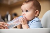 Lekar upozorava: Davanje vode bebama može biti smrtonosno VIDEO