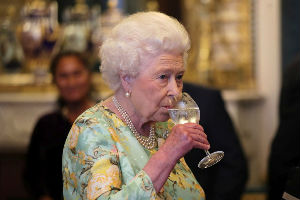 Lekari smatraju da je kraljica Elizabeta je alkoholičarka!