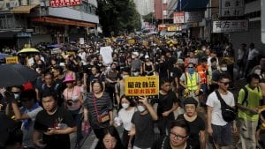 Lem ‘zvanično povlači’ predlog zakona o izručenju, novi sukobi u Hong Kongu