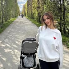 Leona je tek napunila godinu dana - Aleksandra Nikolić napustila Srbiju sa ćerkicom