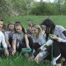 Lepa slika Srbije stiže iz sela Ježevica: Mališani biraju ukrasne travčice i zajedno sa bakama raduju se Vaskrsu (FOTO)