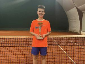 Leskovački teniser osvojio Novi Sad: Pavle Stojiljković pobednik Otvorenog prvenstva do 14 godina