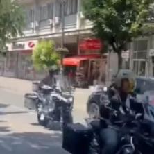 Leti ti glava ako te još jednom vidimo Bajkerska banda pretila smrću aktivisti SNS u centru Zaječara dok je pomagao nemoćnim građanima da dođu do biračkog mesta