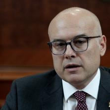 Lider SNS Vučević o sramnom incidentu u Kuli: Kukavički su iskalili bes na prostorijama stranke i gađali jajima vozilo moje pratnje