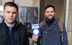 
					Lideri omladine Nove stranke i PSG poklonili ministru Šarčeviću Gramatiku srpskog jezika 
					
									