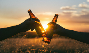 Ljubitelji piva znaju da je ono uvek u zelenim ili braon flašama, ali da li ste znali zbog čega? (FOTO)