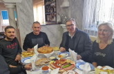 Ljudi jesu naša snaga; Vučić na ručku kod porodice Nikolić u Smederevu FOTO