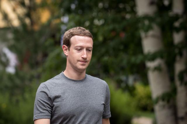 Ljudi masovno brišu Fejsbuk naloge, Zakerberg ćuti