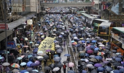 Ljudi na ulicama Hongkonga zbog odbijanja suda da ukine zabranu nošenja maski na protestima (VIDEO)
