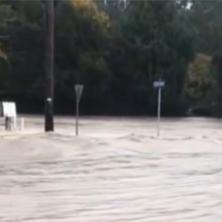 Ljudi su se peli na krovove: Nebo se otvorilo, kiša ne prestaje - gradovi odsečeni, spasilački timovi u punoj pripravnosti (VIDEO)