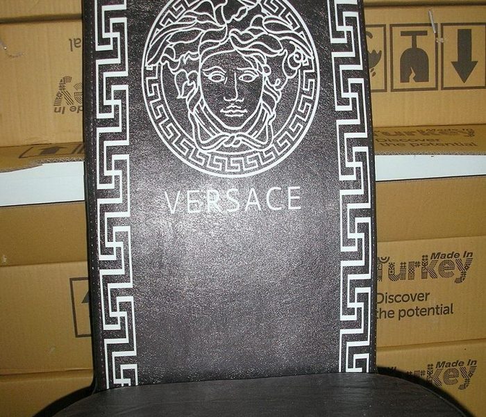 Logo marke Versace na nameštaju, osporeno carinjenje