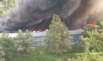 Lokalizovan požar u Priboju: Vatrogasci se izborili sa stihijom u Poliester grupi, a svi su strahovali da će vatra zahvatiti pogon gde se PROIZVODE RAKETE (VIDEO)