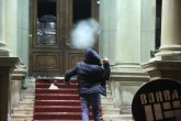Lomili i uništavali Skupštinu grada, a policija nasilna? Tri neistine u rezoluciji o Srbiji