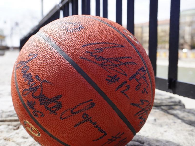 Lopta sa potpisima košarkaša Partizana na licitaciji Lokalne fondacije Niš