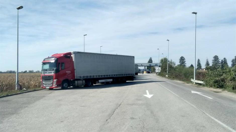 Lorry drivers briefly block four Serbia’s border terminals