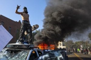 Los Anđeles kao ratna zona: Tramp šalje i marince da uguše proteste