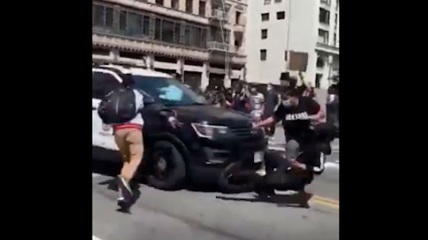 Los Anđeles - policajci pregazili demonstranta, pa pobegli