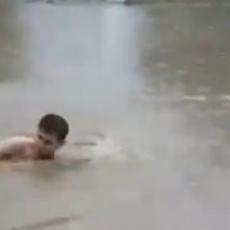 Ludilo na Novom Beogradu: Ulice poplavljene, a ovaj mladić se bacio u vodu i pliva (VIDEO)