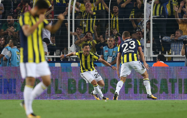 Ludilo u derbiju Istanbula - Pet isključenja, dva penala, 12 žutih kartona i pobeda Fenera!