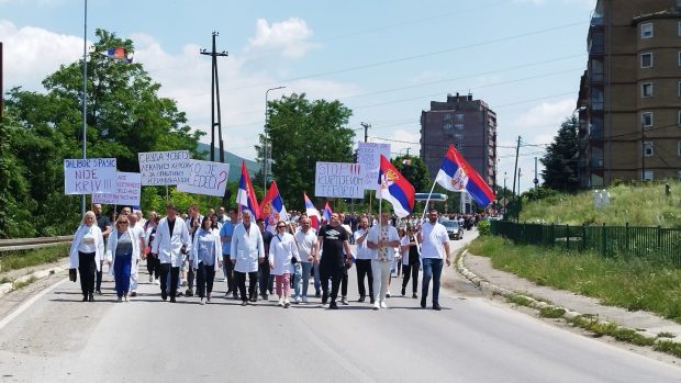 Косовска Mитровица: Кренула протестна шетња ка Звечану, придружили се здравствени радници
