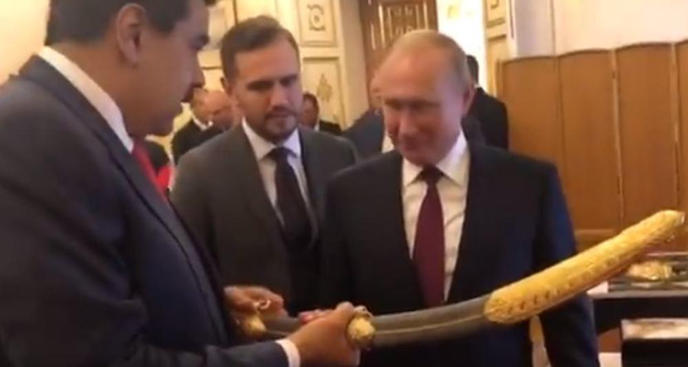 MADURO PRED PUTINA IZAŠAO SA MOĆNIM POKLONOM: Ruski lider dobio kopiju sablje čuvenog Simona Bolivara! (VIDEO)