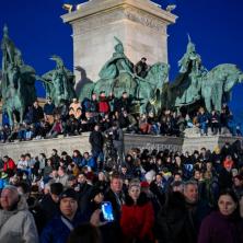 MAĐARI USTALI DA SRUŠE ORBANOVU VLADU?! Ogroman protest u srcu Budimpešte, desetine hiljada ljudi podivljalo na državni vrh (VIDEO)