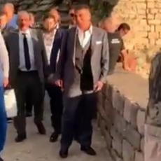 MAFIJAŠ U OBILASKU CRNOGORSKIH INSTITUCIJA: Osuđivani turski kriminalac bio gost na svadbi Milovog sina? (VIDEO)