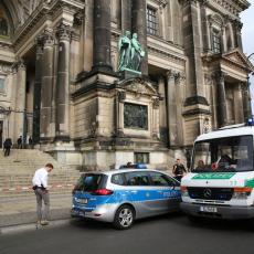 MAHAO NOŽEM I NALETAO NA POLICAJCE: Ovako je izgledao jučerašnji incident u berlinskoj katedrali (VIDEO)