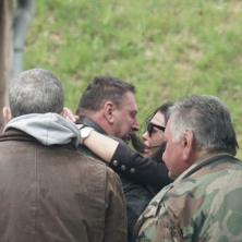 MAJA NAPUSTILA ZADRUGU: Marinkovićeva u pratnji obezbeđenja izašla da sahrani dedu, potresne scene na groblju